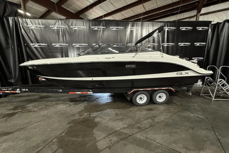 Slide: The Image of Sea Ray SLX 260 2025 - 3