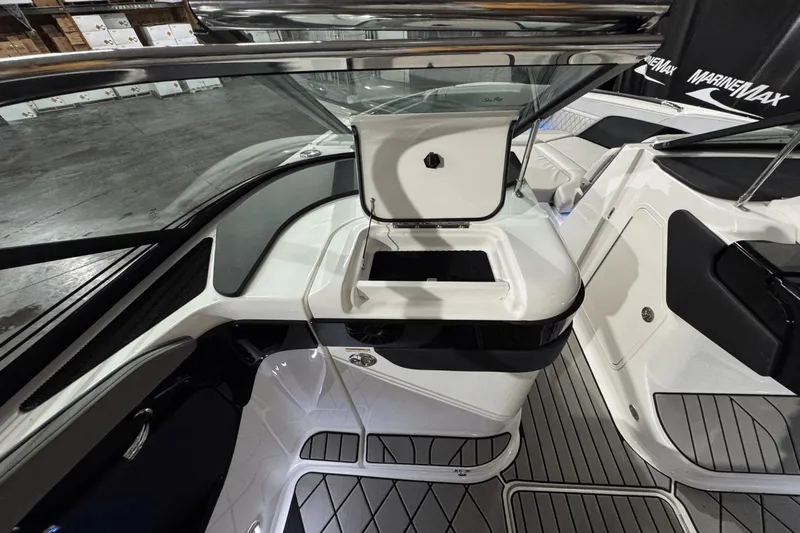 Slide: The Image of Sea Ray SLX 260 2025 - 30