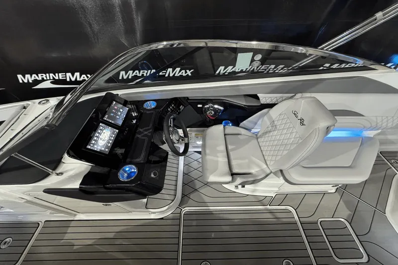Slide: The Image of Sea Ray SLX 260 2025 - 31