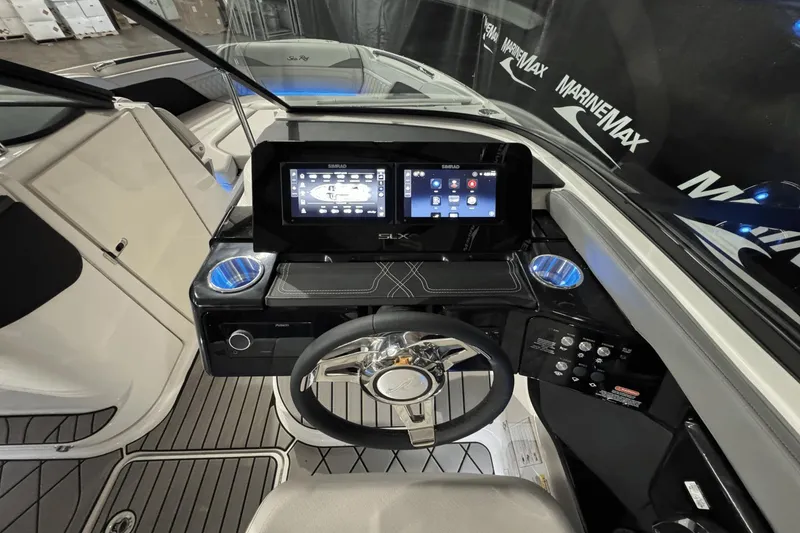 Slide: The Image of Sea Ray SLX 260 2025 - 35