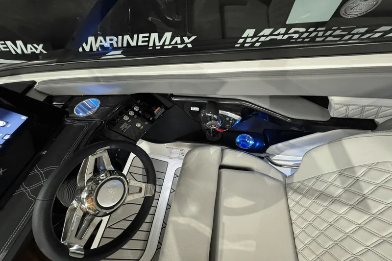 Slide: The Image of Sea Ray SLX 260 2025 - 36