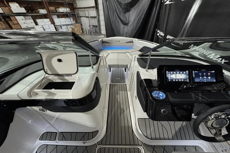 Slide: The Image of Sea Ray SLX 260 2025 - 37