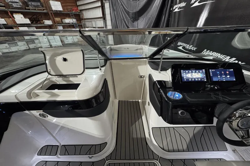 Slide: The Image of Sea Ray SLX 260 2025 - 38