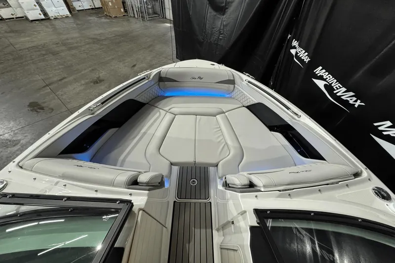 Slide: The Image of Sea Ray SLX 260 2025 - 39