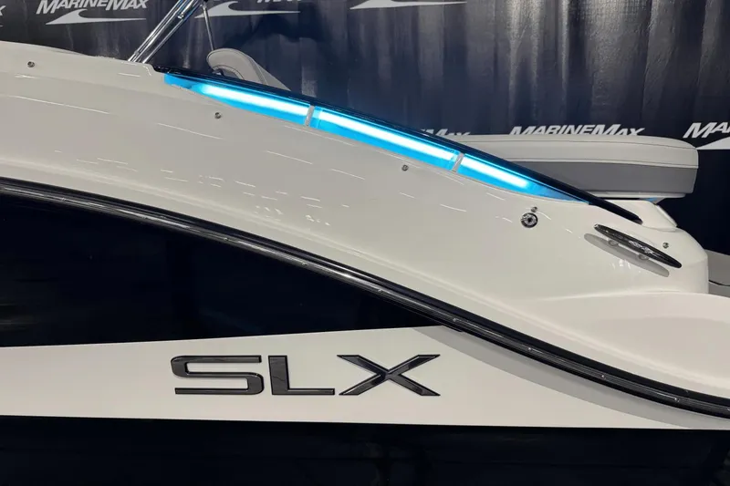 Slide: The Image of Sea Ray SLX 260 2025 - 4