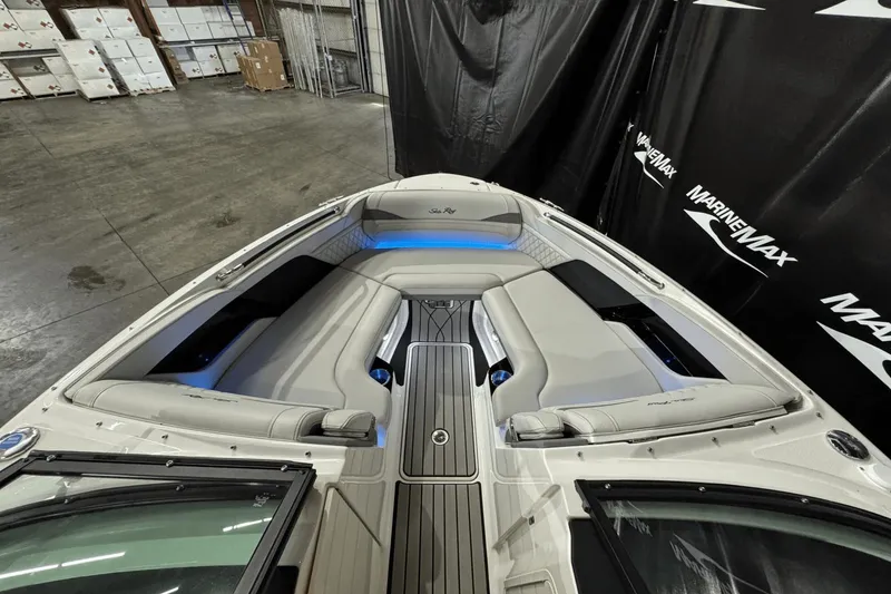 Slide: The Image of Sea Ray SLX 260 2025 - 40