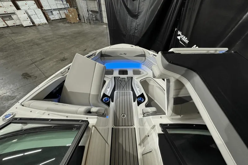 Slide: The Image of Sea Ray SLX 260 2025 - 42