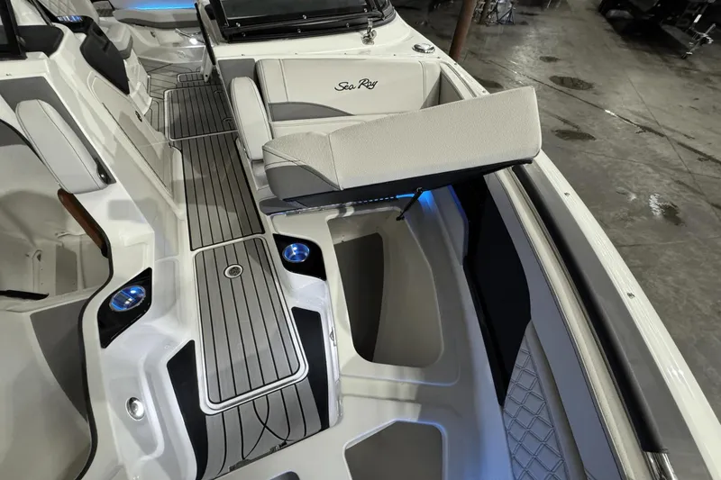 Slide: The Image of Sea Ray SLX 260 2025 - 44
