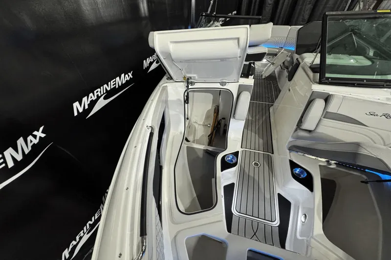 Slide: The Image of Sea Ray SLX 260 2025 - 45