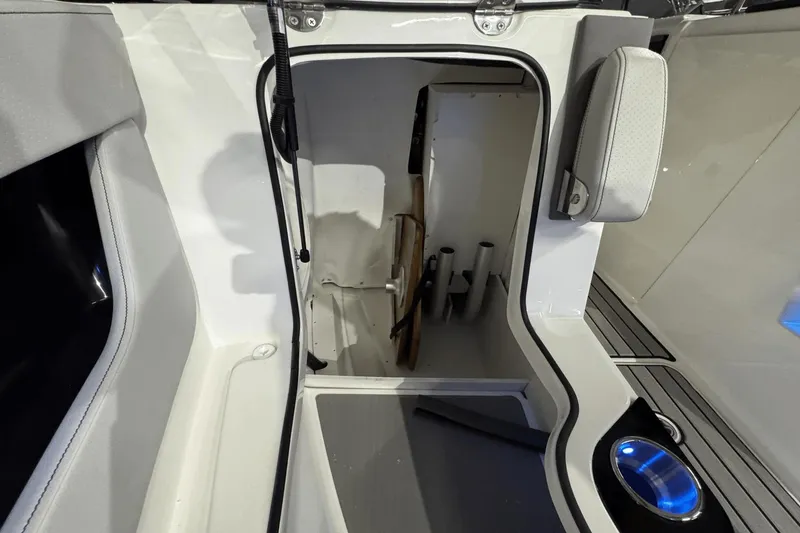 Slide: The Image of Sea Ray SLX 260 2025 - 46