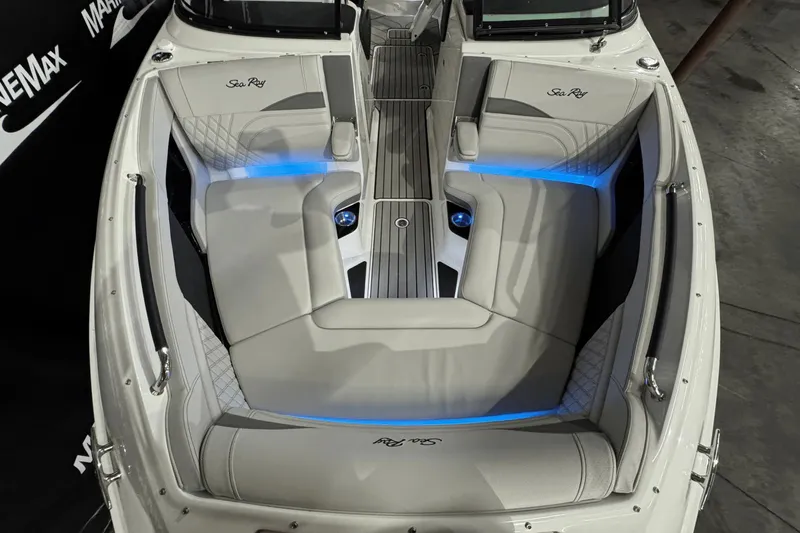 Slide: The Image of Sea Ray SLX 260 2025 - 47