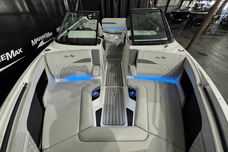 Slide: The Image of Sea Ray SLX 260 2025 - 48