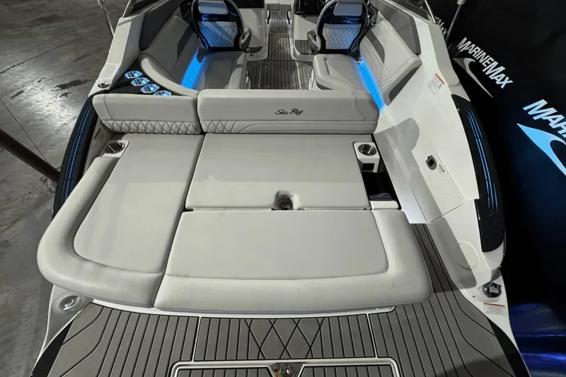 Slide: The Image of Sea Ray SLX 260 2025 - 9