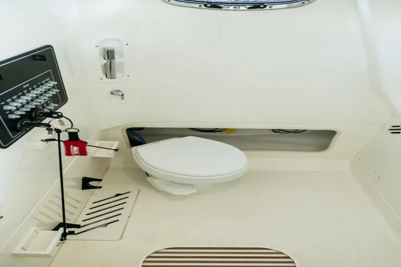 Slide: The Image of Boston Whaler 250 Outrage 2025 - 81