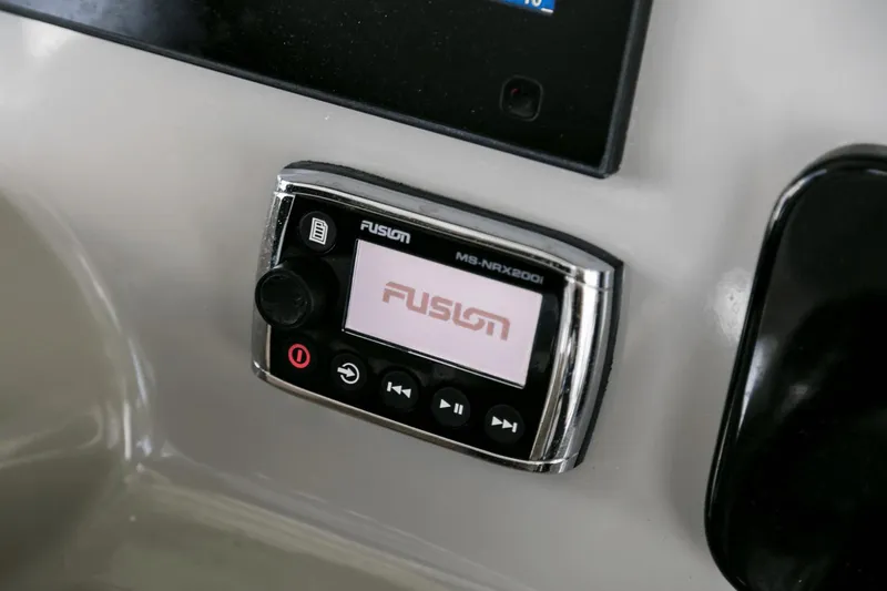 Slide: The Image of Boston Whaler 250 Outrage 2025 - 82