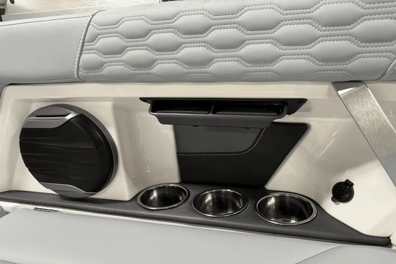 Slide: The Image of MasterCraft XT23 2026 - 44