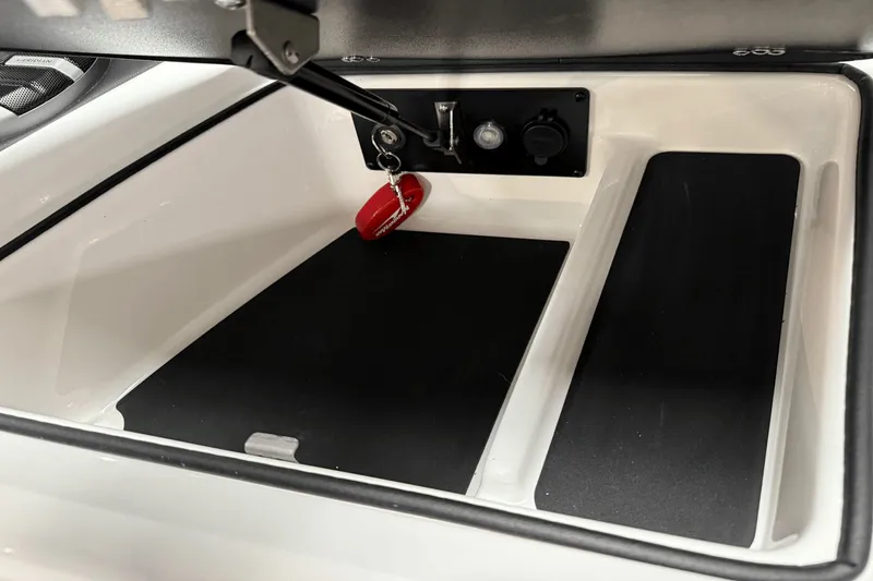 Slide: The Image of MasterCraft XT23 2026 - 67