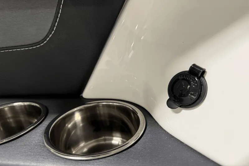 Slide: The Image of MasterCraft XT23 2026 - 45