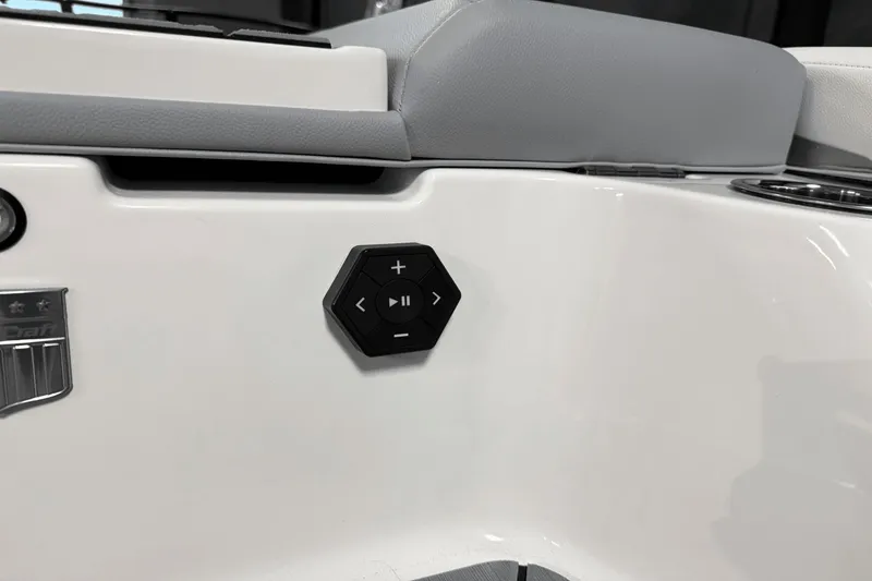Slide: The Image of MasterCraft XT23 2026 - 20