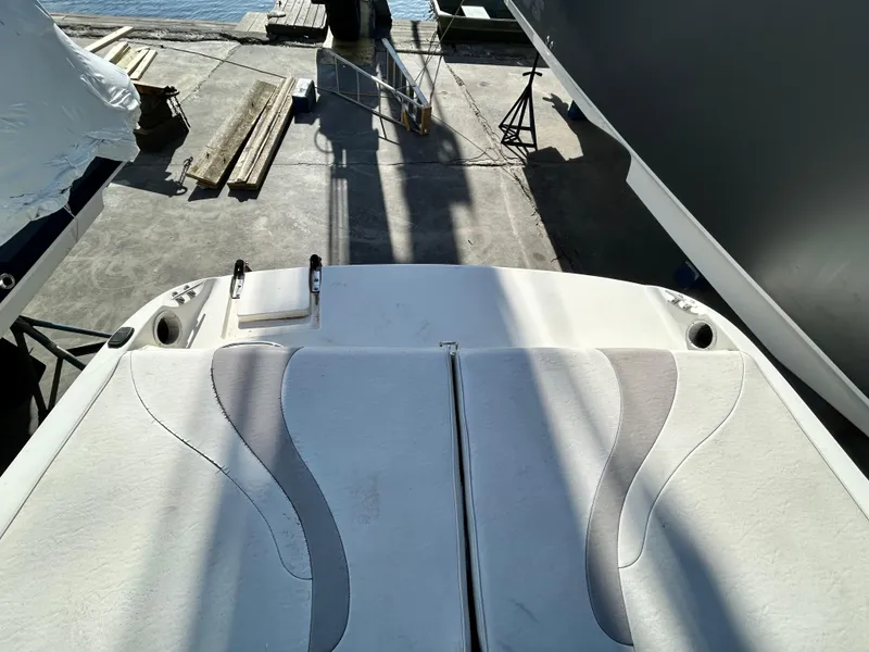 Slide: The Image of Rear view of a 2005 Stingray 195 FX boat on a dock. - 8