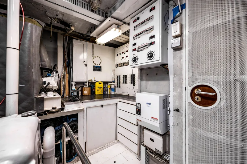 Slide: The Image of Cheoy Lee 90 Motor Yacht 1985 - 60