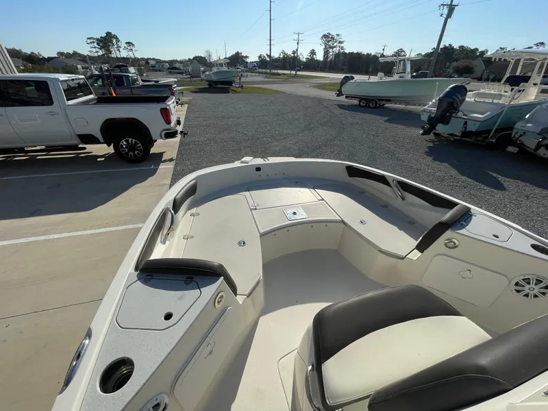 Slide: The Image of Stingray 206 CC 2018 - 10