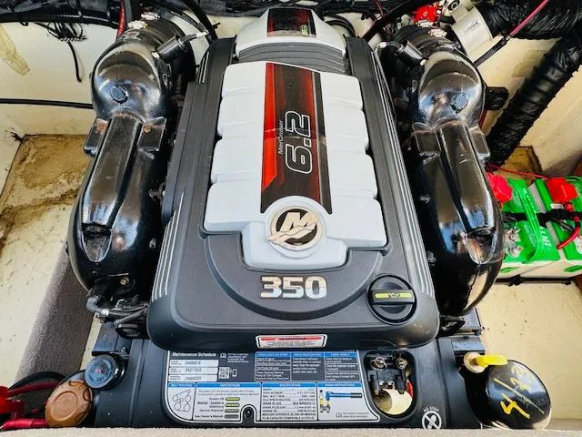 Slide: The Image of 2021 Stingray 225 SE engine, 6.2L 350 horsepower, detailed view. - 15