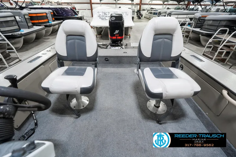 Slide: The Image of Interior of a 2001 Lund 1775 Pro V SE boat with two swivel seats. - 18