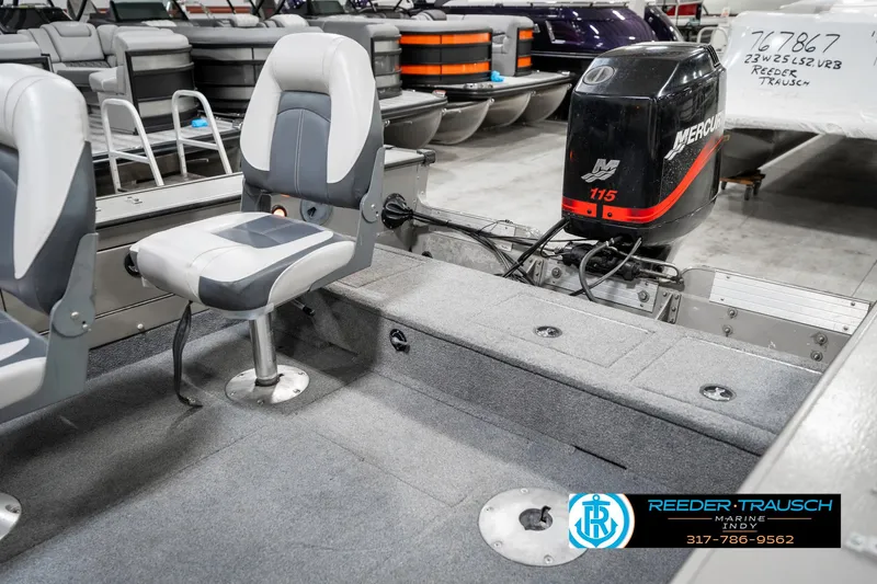 Slide: The Image of 2001 Lund 1775 Pro V SE boat interior with Mercury 115 outboard motor. - 32