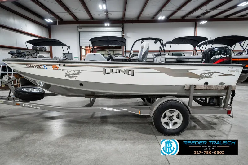 Slide: The Image of 2001 Lund 1775 Pro V SE fishing boat on trailer in indoor showroom. - 9