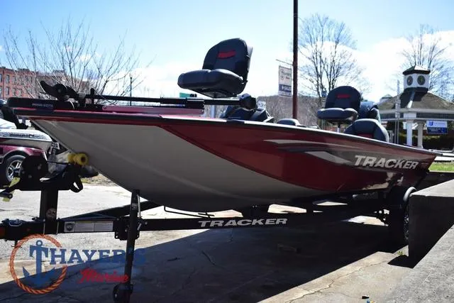 Slide: The Image of Tracker Pro Team 175 2025 - 5