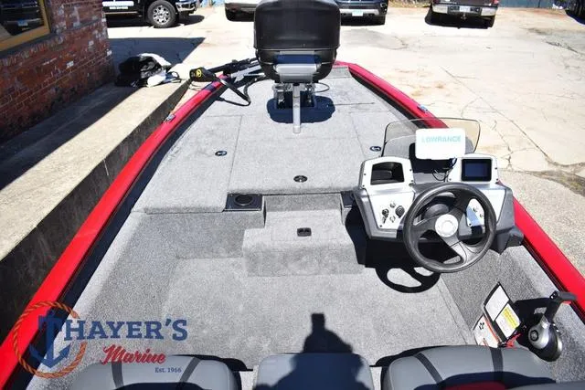 Slide: The Image of Tracker Pro Team 175 2025 - 7