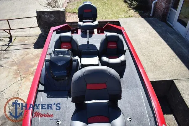 Slide: The Image of Tracker Pro Team 175 2025 - 8