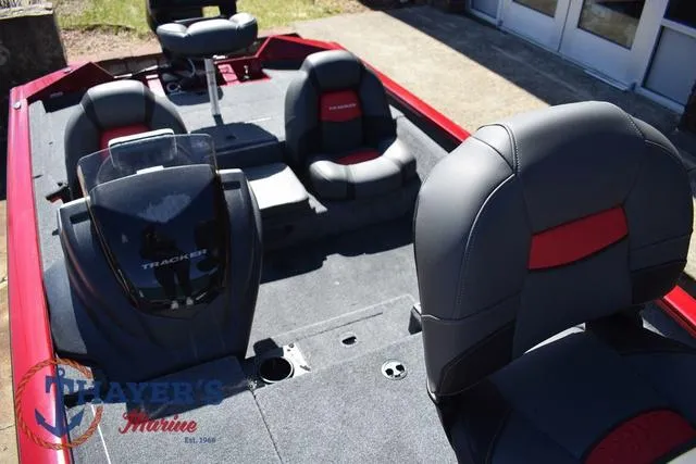 Slide: The Image of Tracker Pro Team 175 2025 - 9