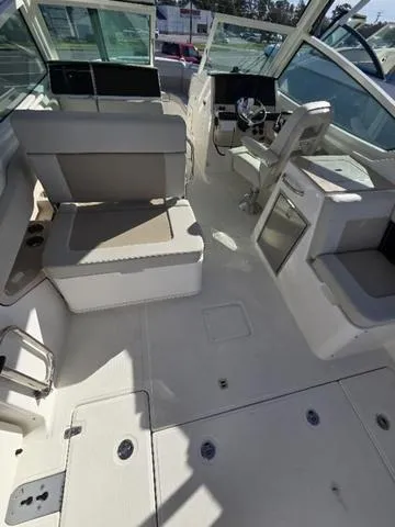 Slide: The Image of Boston Whaler 280 Vantage 2025 - 6