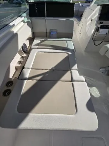 Slide: The Image of Boston Whaler 280 Vantage 2025 - 7