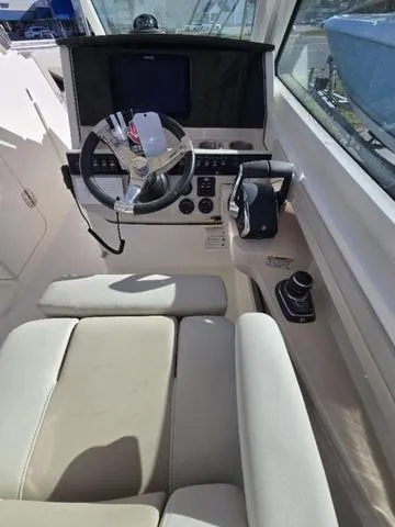 Slide: The Image of Boston Whaler 280 Vantage 2025 - 9