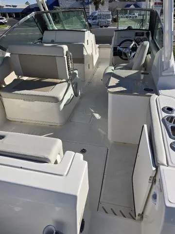 Slide: The Image of Boston Whaler 240 Vantage 2025 - 4