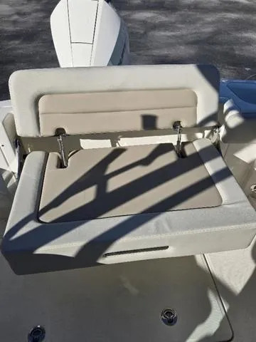 Slide: The Image of Boston Whaler 240 Vantage 2025 - 5