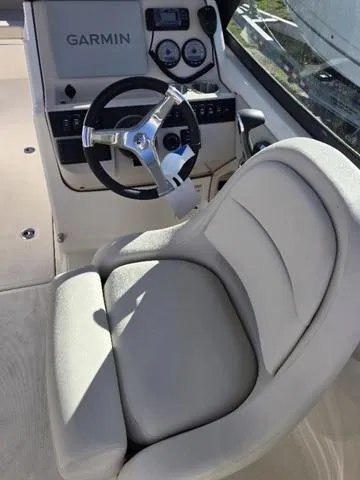 Slide: The Image of Boston Whaler 240 Vantage 2025 - 6