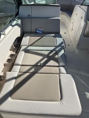 Slide: The Image of Boston Whaler 240 Vantage 2025 - 7