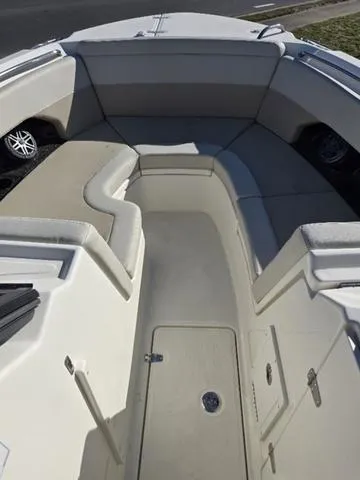 Slide: The Image of Boston Whaler 240 Vantage 2025 - 8