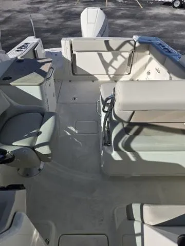 Slide: The Image of Boston Whaler 240 Vantage 2025 - 9