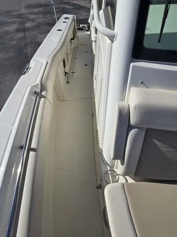 Slide: The Image of Boston Whaler 250 Outrage 2025 - 13