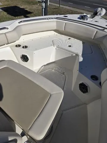 Slide: The Image of Boston Whaler 250 Outrage 2025 - 8