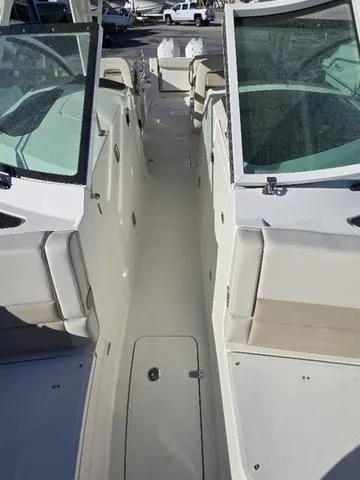 Slide: The Image of Boston Whaler 320 Vantage 2025 - 10