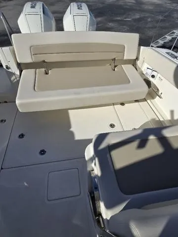 Slide: The Image of Boston Whaler 320 Vantage 2025 - 15