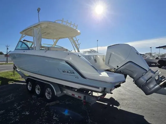 Slide: The Image of Boston Whaler 320 Vantage 2025 - 4