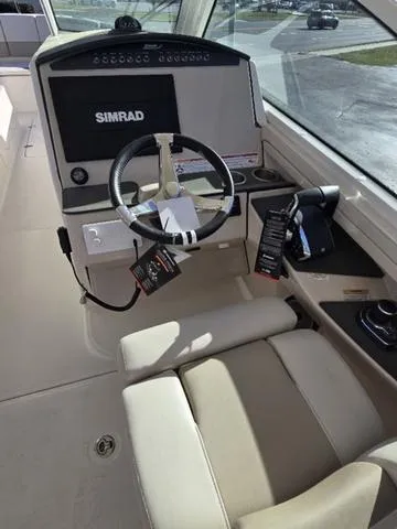 Slide: The Image of Boston Whaler 320 Vantage 2025 - 7