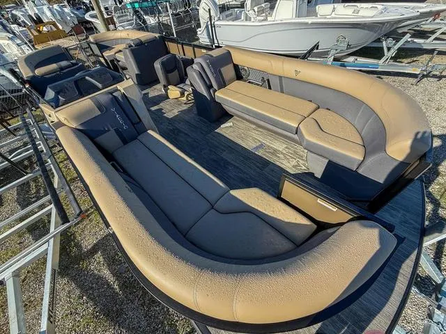 Slide: The Image of Viaggio Z24U Z 2025 - 7